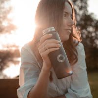 mujer con termo en el parque